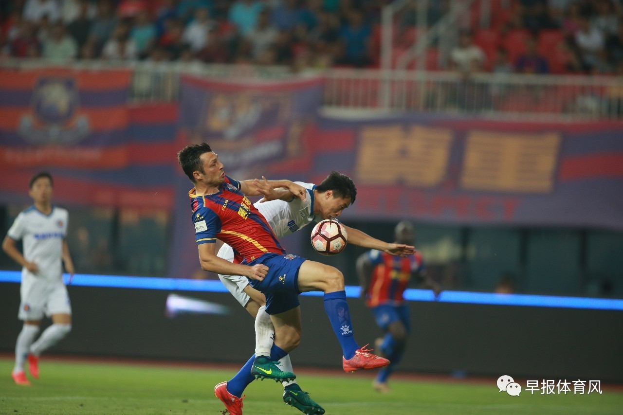 关于篮球邀请赛上演强强对话，天山霹雳队逆转燕山天虎队，团队配合流畅；年轻人站出来了的信息