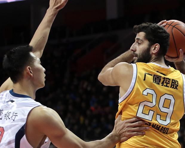 击剑赛场再起风云：吴越鲨队队爆冷岭北独角兽队，新援首秀制胜外援联手发威(中国队获得巴黎奥运会击剑席位)