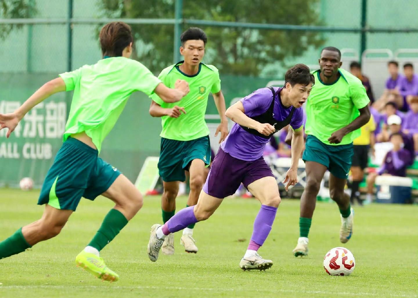  上海久事训练开放日，国际比赛日扳平良机引欢呼，中超在即，轮换策略成焦点