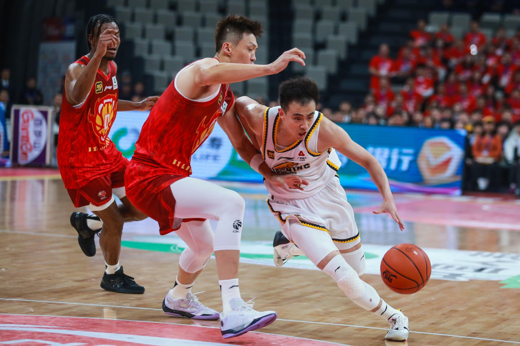 孟菲斯灰熊迎CBA季后赛关键赛；赛后内部沟通；底气十足；阵容厚度经受考验的简单介绍