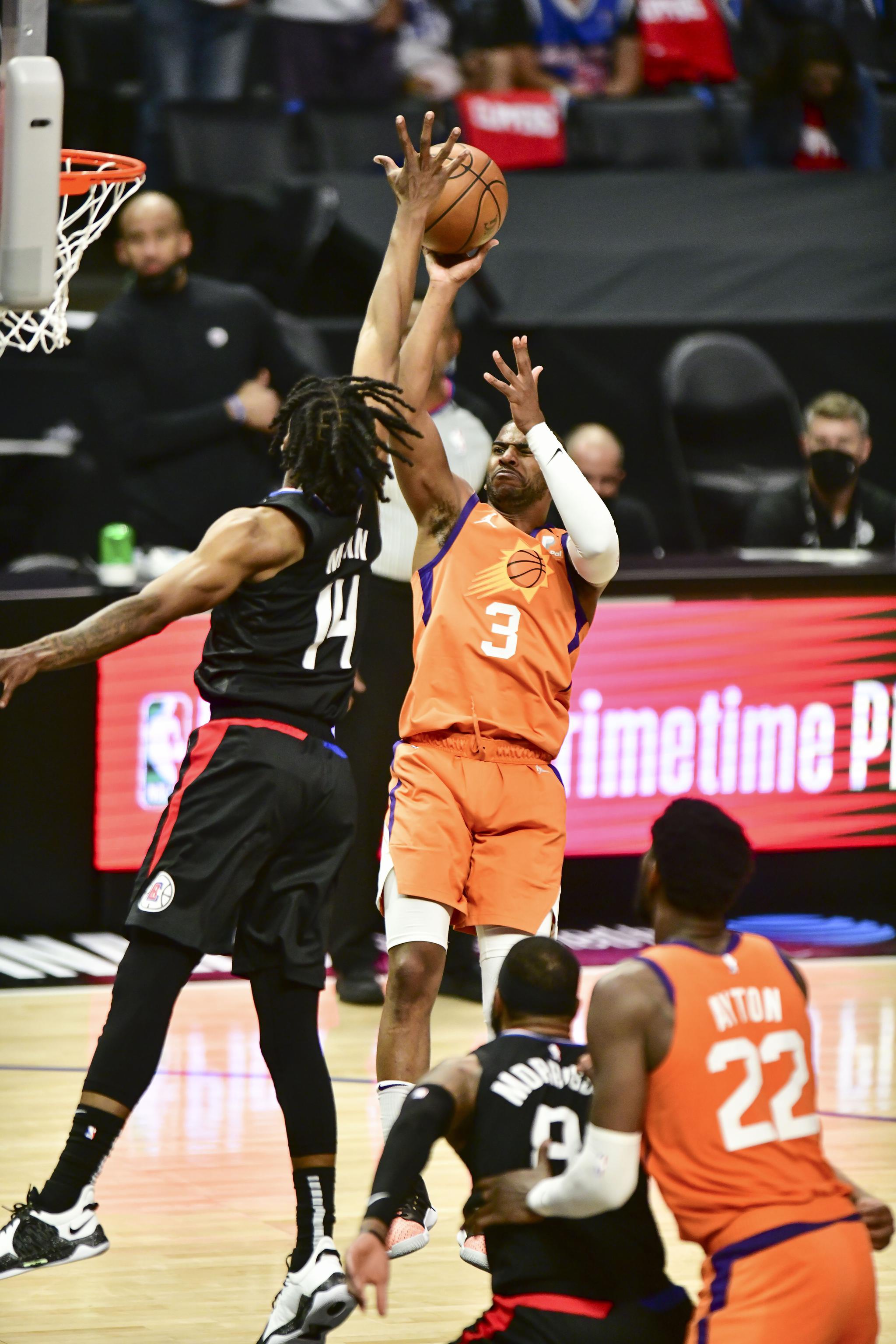 包含德罗巴在快船比赛中关键助攻，回归赛场引发热议！的词条